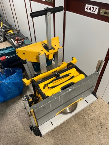 1384521-24 Förråd med verktyg, möbler och diverse - bl.a. Tissot-klocka, elverktyg och möbler