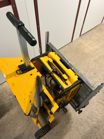 1384521-25 Förråd med verktyg, möbler och diverse - bl.a. Tissot-klocka, elverktyg och möbler