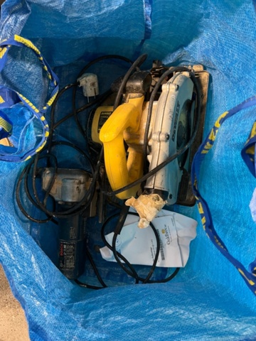 1384521-26 Förråd med verktyg, möbler och diverse - bl.a. Tissot-klocka, elverktyg och möbler