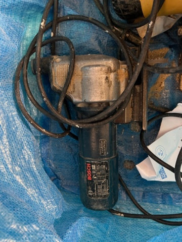 1384521-28 Förråd med verktyg, möbler och diverse - bl.a. Tissot-klocka, elverktyg och möbler