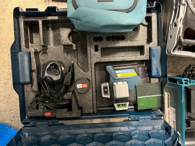 1384521-29 Förråd med verktyg, möbler och diverse - bl.a. Tissot-klocka, elverktyg och möbler