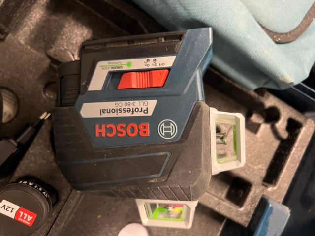 1384521-30 Förråd med verktyg, möbler och diverse - bl.a. Tissot-klocka, elverktyg och möbler