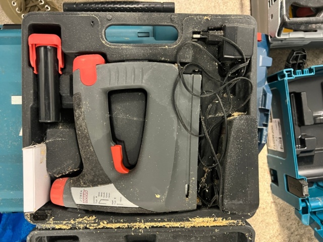 1384521-32 Förråd med verktyg, möbler och diverse - bl.a. Tissot-klocka, elverktyg och möbler