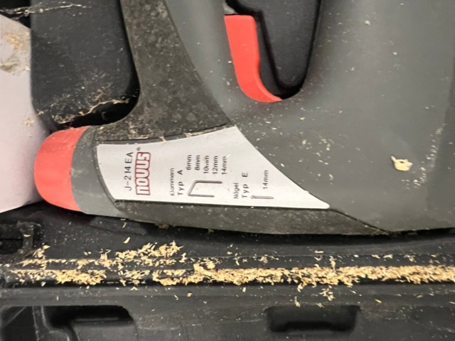 1384521-33 Förråd med verktyg, möbler och diverse - bl.a. Tissot-klocka, elverktyg och möbler