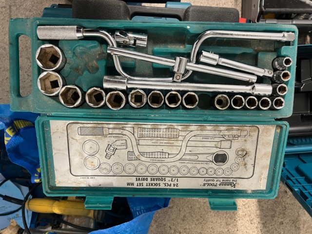 1384521-34 Förråd med verktyg, möbler och diverse - bl.a. Tissot-klocka, elverktyg och möbler