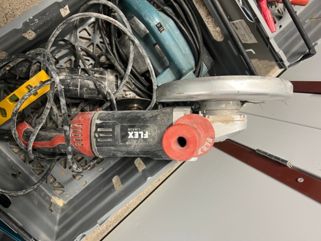 1384521-35 Förråd med verktyg, möbler och diverse - bl.a. Tissot-klocka, elverktyg och möbler