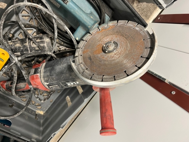 1384521-36 Förråd med verktyg, möbler och diverse - bl.a. Tissot-klocka, elverktyg och möbler