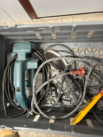 1384521-37 Förråd med verktyg, möbler och diverse - bl.a. Tissot-klocka, elverktyg och möbler