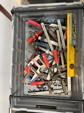 1384521-38 Förråd med verktyg, möbler och diverse - bl.a. Tissot-klocka, elverktyg och möbler