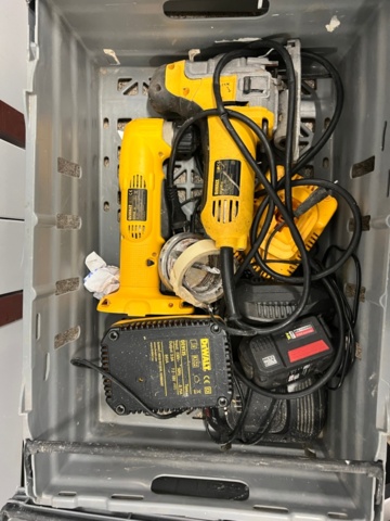 1384521-39 Förråd med verktyg, möbler och diverse - bl.a. Tissot-klocka, elverktyg och möbler