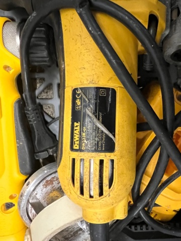 1384521-40 Förråd med verktyg, möbler och diverse - bl.a. Tissot-klocka, elverktyg och möbler