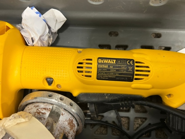 1384521-41 Förråd med verktyg, möbler och diverse - bl.a. Tissot-klocka, elverktyg och möbler