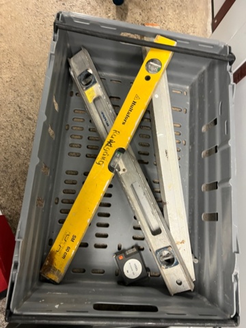 1384521-42 Förråd med verktyg, möbler och diverse - bl.a. Tissot-klocka, elverktyg och möbler