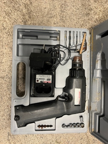 1384521-43 Förråd med verktyg, möbler och diverse - bl.a. Tissot-klocka, elverktyg och möbler