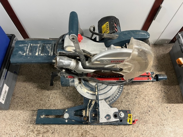 1384521-45 Förråd med verktyg, möbler och diverse - bl.a. Tissot-klocka, elverktyg och möbler