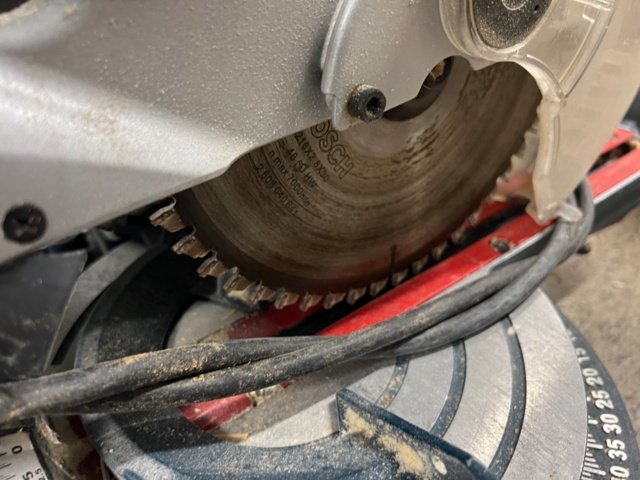 1384521-47 Förråd med verktyg, möbler och diverse - bl.a. Tissot-klocka, elverktyg och möbler