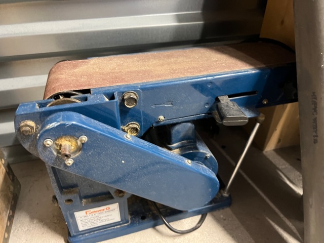 1384521-48 Förråd med verktyg, möbler och diverse - bl.a. Tissot-klocka, elverktyg och möbler