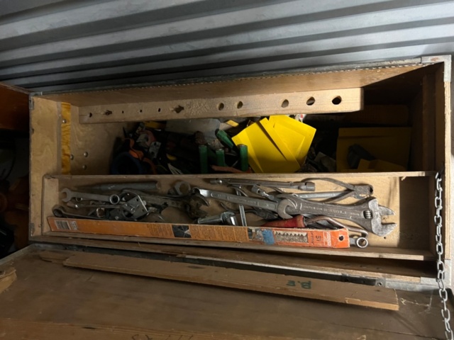 1384521-50 Förråd med verktyg, möbler och diverse - bl.a. Tissot-klocka, elverktyg och möbler