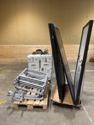 1384522-1 Samling med solcellspaneler, tillbehör och byggställningsdelar