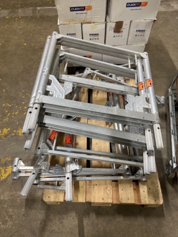 1384522-2 Samling med solcellspaneler, tillbehör och byggställningsdelar