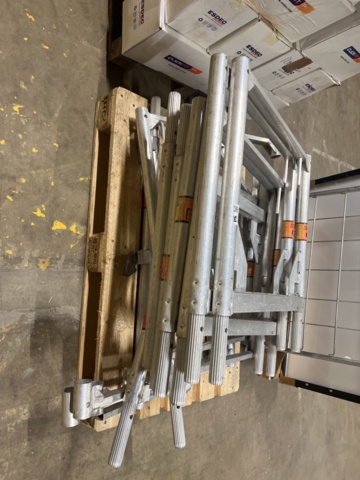 1384522-3 Samling med solcellspaneler, tillbehör och byggställningsdelar