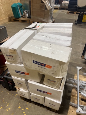 1384522-4 Samling med solcellspaneler, tillbehör och byggställningsdelar