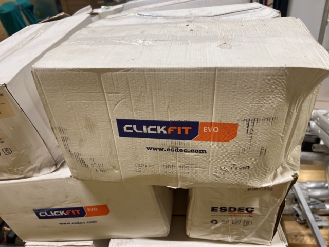 1384522-5 Samling med solcellspaneler, tillbehör och byggställningsdelar