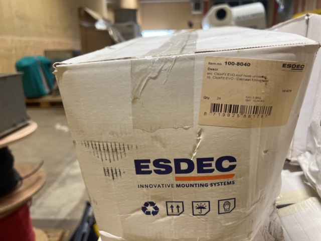 1384522-6 Samling med solcellspaneler, tillbehör och byggställningsdelar