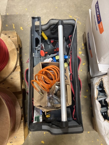 1384522-7 Samling med solcellspaneler, tillbehör och byggställningsdelar