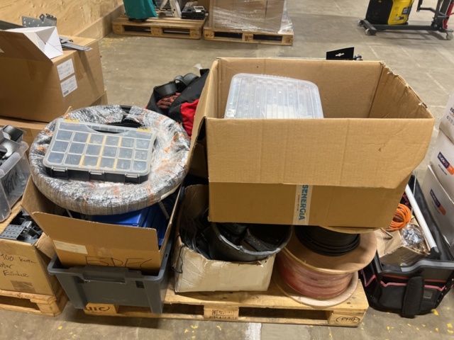 1384522-8 Samling med solcellspaneler, tillbehör och byggställningsdelar