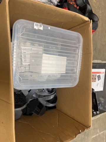 1384522-9 Samling med solcellspaneler, tillbehör och byggställningsdelar