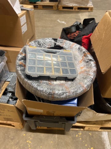 1384522-10 Samling med solcellspaneler, tillbehör och byggställningsdelar