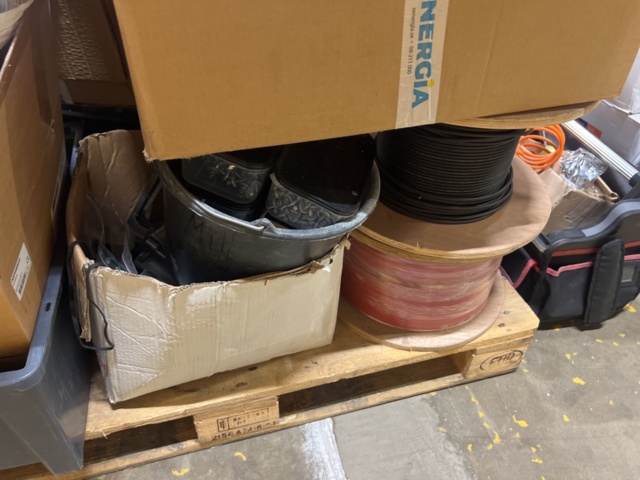 1384522-11 Samling med solcellspaneler, tillbehör och byggställningsdelar