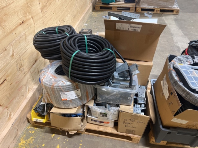 1384522-12 Samling med solcellspaneler, tillbehör och byggställningsdelar