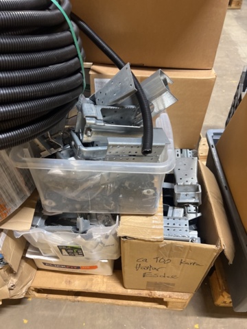 1384522-13 Samling med solcellspaneler, tillbehör och byggställningsdelar