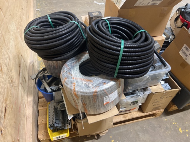 1384522-14 Samling med solcellspaneler, tillbehör och byggställningsdelar