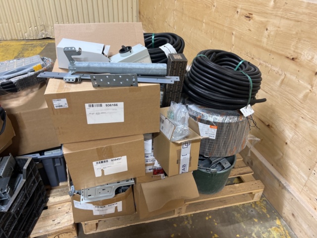 1384522-15 Samling med solcellspaneler, tillbehör och byggställningsdelar