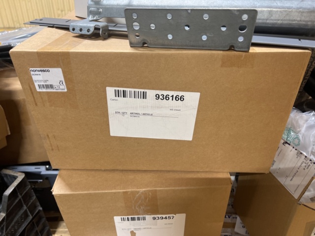 1384522-16 Samling med solcellspaneler, tillbehör och byggställningsdelar