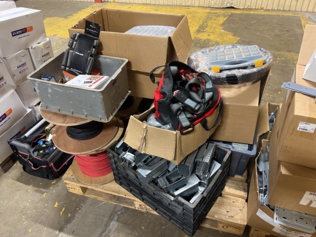 1384522-17 Samling med solcellspaneler, tillbehör och byggställningsdelar