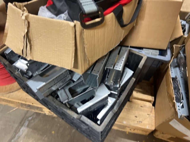 1384522-18 Samling med solcellspaneler, tillbehör och byggställningsdelar