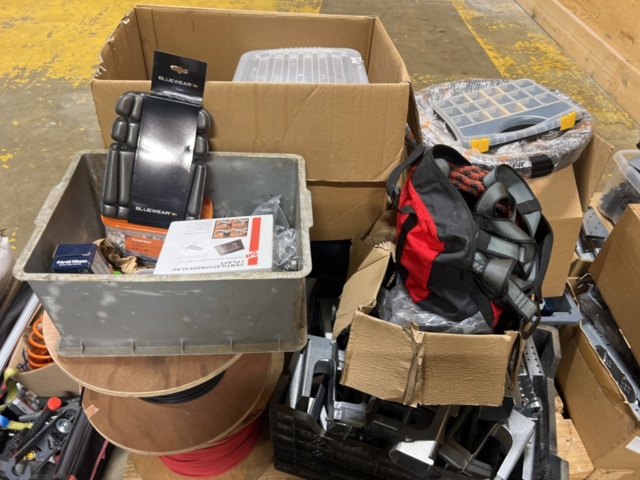 1384522-19 Samling med solcellspaneler, tillbehör och byggställningsdelar