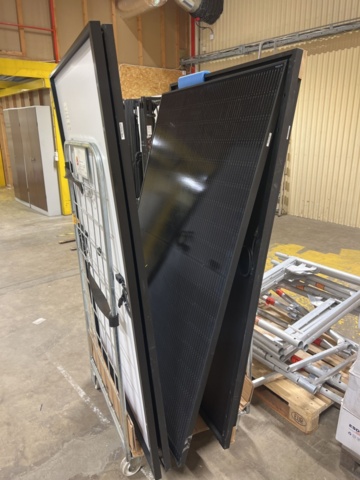 1384522-20 Samling med solcellspaneler, tillbehör och byggställningsdelar