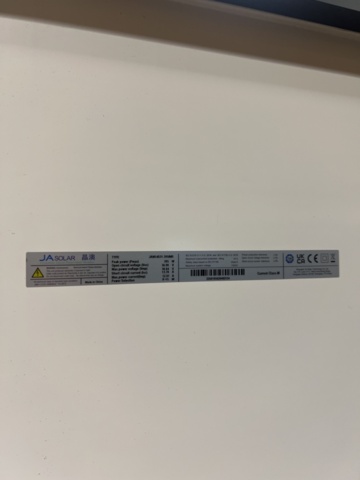 1384522-22 Samling med solcellspaneler, tillbehör och byggställningsdelar