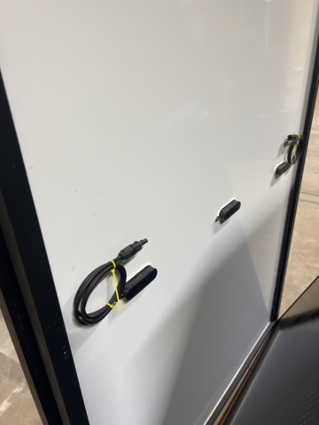 1384522-23 Samling med solcellspaneler, tillbehör och byggställningsdelar