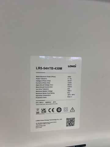 1384522-24 Samling med solcellspaneler, tillbehör och byggställningsdelar