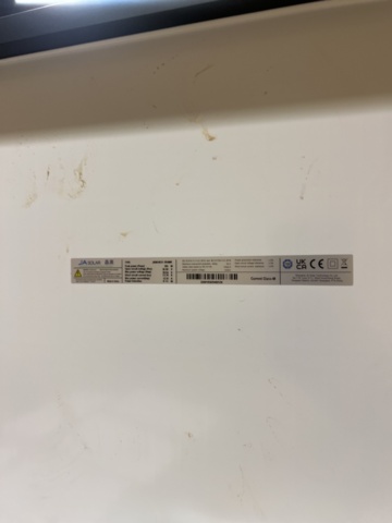 1384522-26 Samling med solcellspaneler, tillbehör och byggställningsdelar