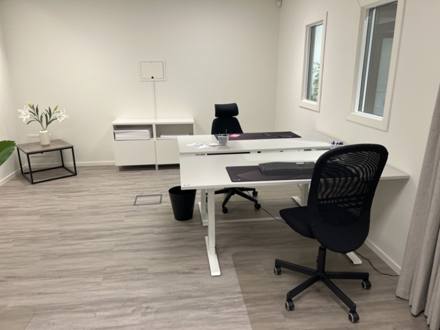 1384526-1 Kontorsinredning - Skrivbord, kontorsstolar, mm.