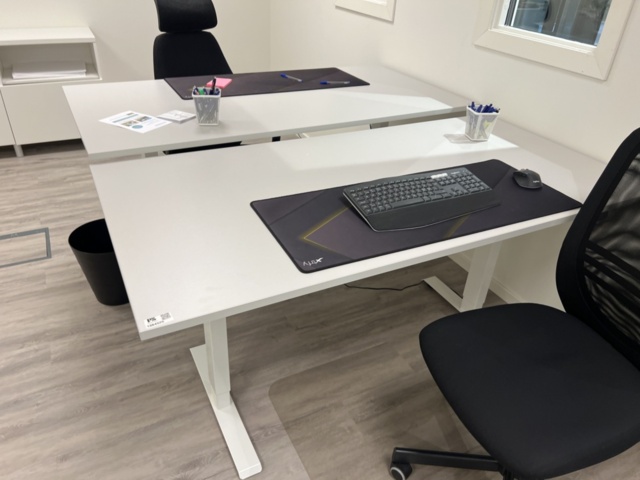 1384526-3 Kontorsinredning - Skrivbord, kontorsstolar, mm.