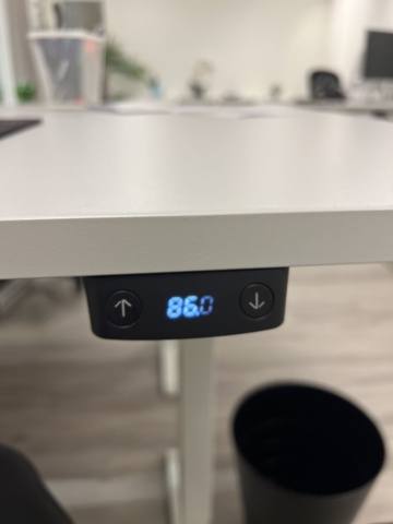 1384526-7 Kontorsinredning - Skrivbord, kontorsstolar, mm.