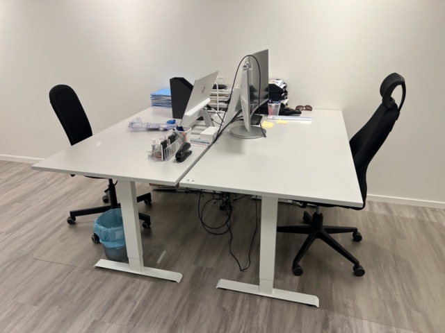 1384527-1 Kontorsinredning - Skrivbord, kontorsstolar, mm.